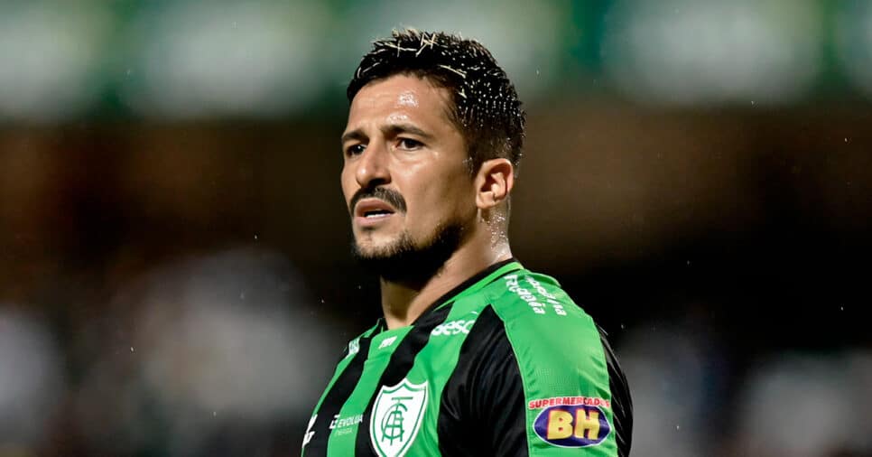 Aloísio com a camisa do América Mineiro