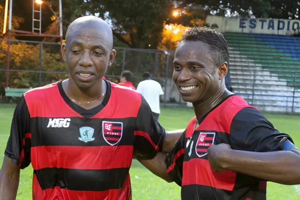 Amaral e Edílson com camisa do Flamengo do Piauí