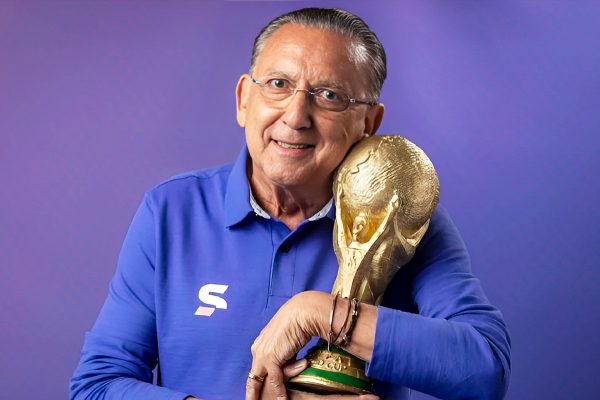 Galvão Bueno com a taça da Copa do Mundo