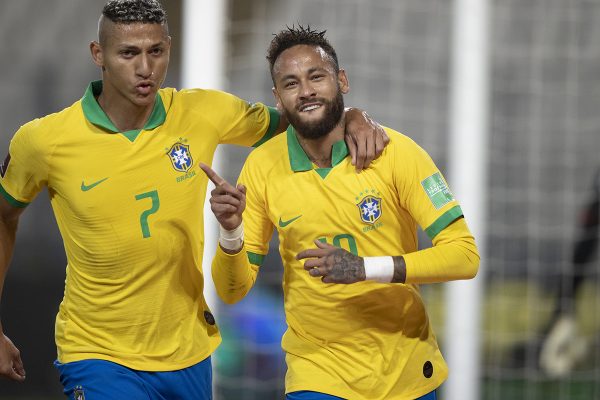 Richarlison e Neymar em partida contra o Peru pelas Eliminatórias da Copa de 2022