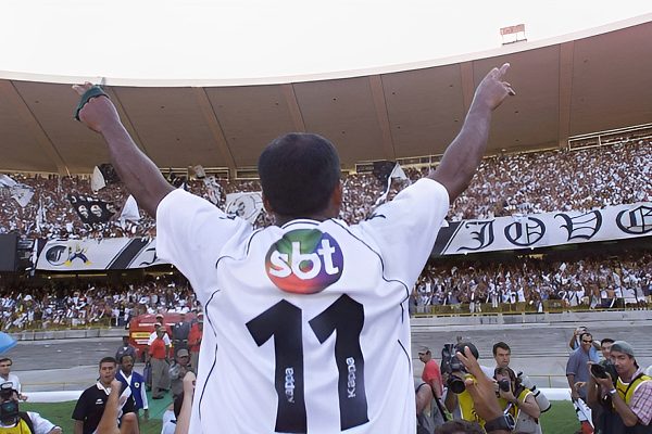 Romário com a camisa do Vasco com símbolo do SBT