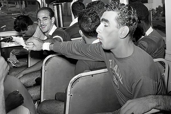 Castilho em ônibus com a Seleção Brasileira em 1957