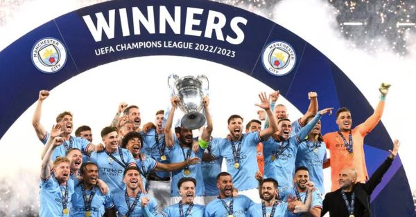 Manchester City festejando Champions League