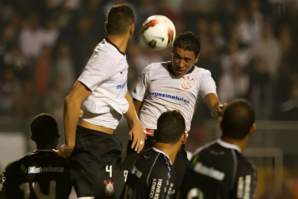 Gol de Paulinho contra o Vasco pela Libertadores em 2012
