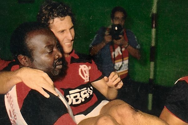 Zico lesionado no Flamengo em 1985