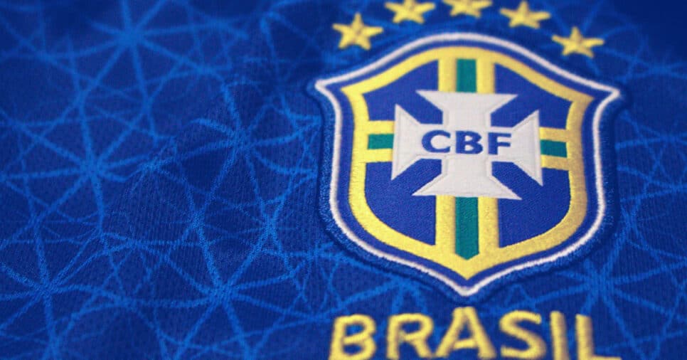 Um close up do logotipo em uma camisa de futebol