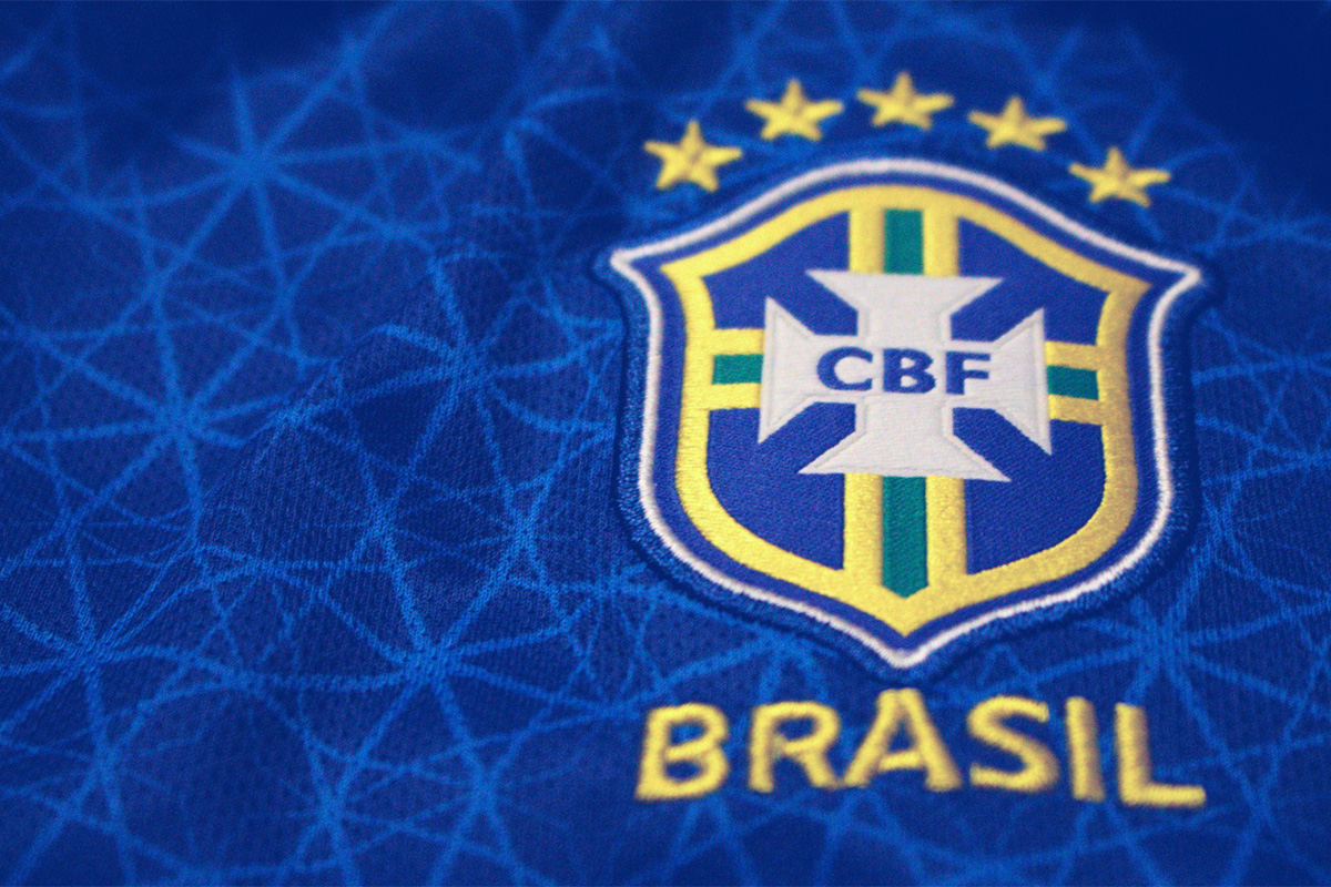 Um close up do logotipo em uma camisa de futebol