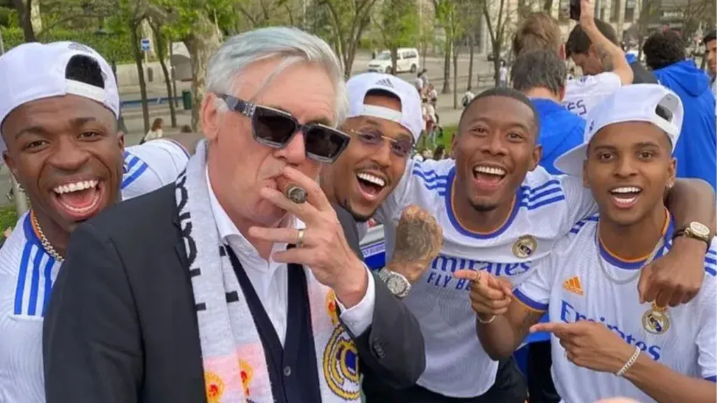 Carlo Ancelotti comemorando título do Real Madrid